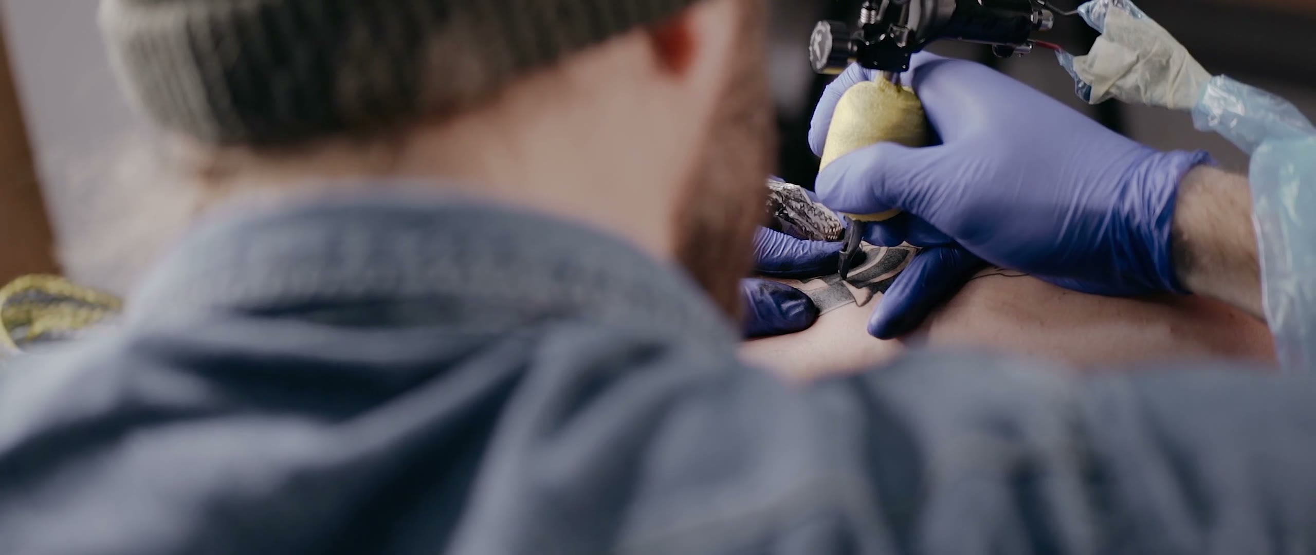 Tattoo-Artist bei der Arbeit im Studio